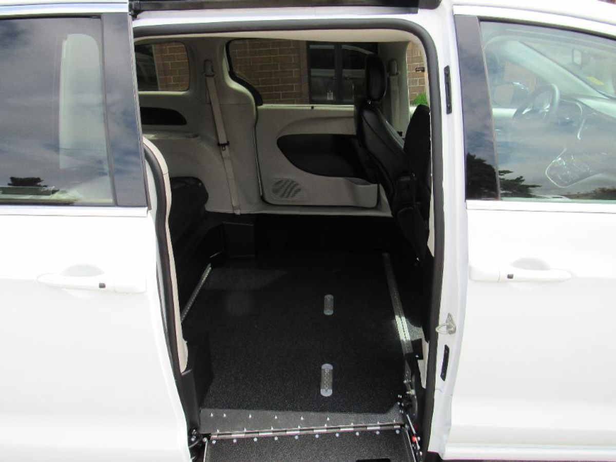White Chrysler Pacifica image number 9