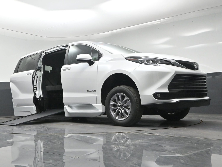 White Toyota Sienna image number 17