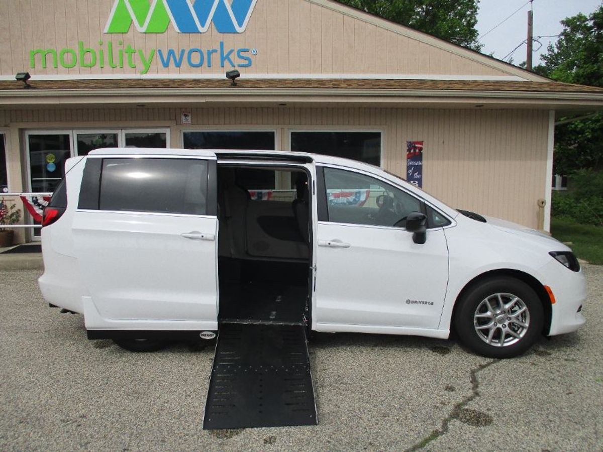 White Chrysler Voyager image number 6