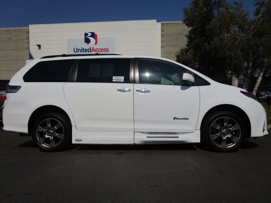 Used 2020 Toyota Sienna SE - BraunAbility Side Entry Entry In Floor Automatic Ramp