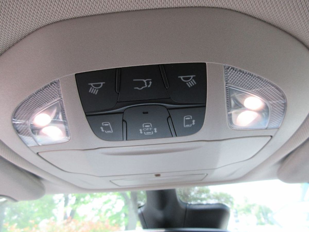 Silver Chrysler Pacifica image number 25