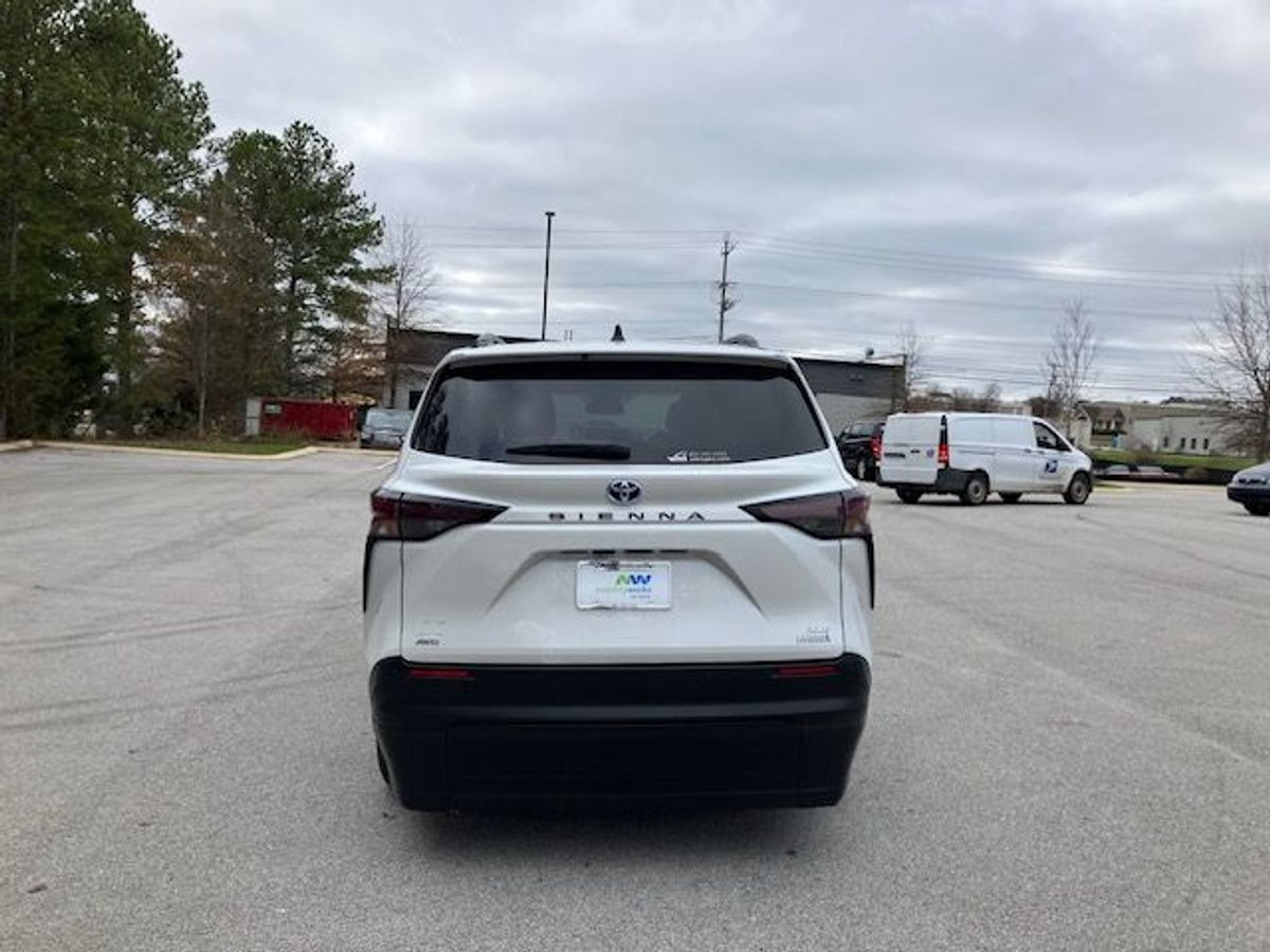 White Toyota Sienna image number 6