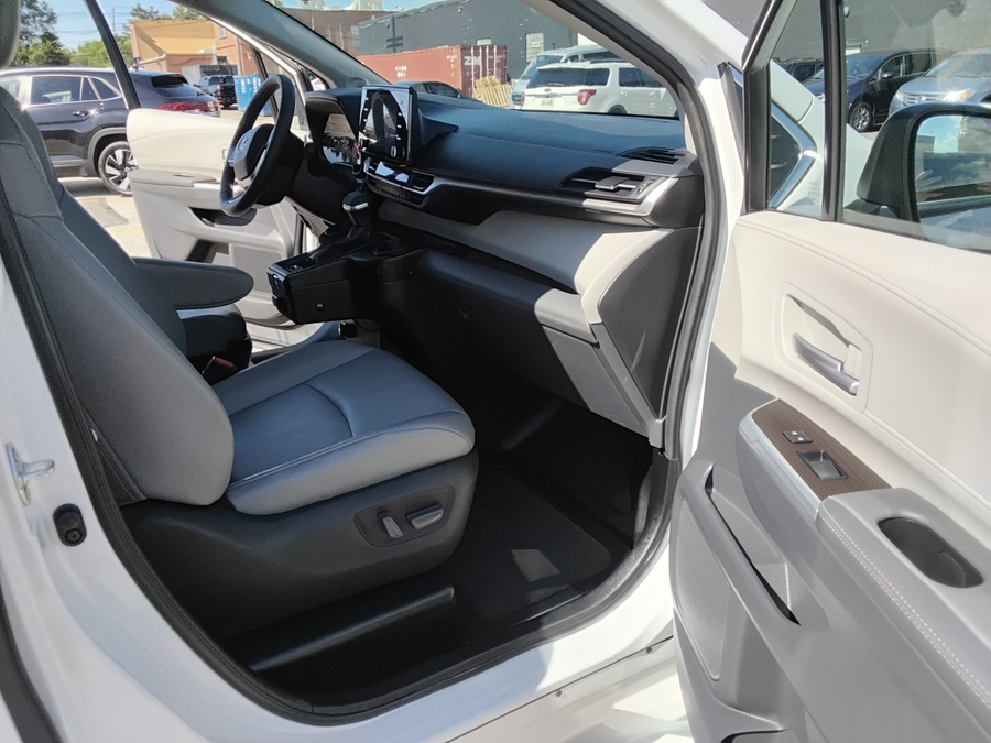 Silver Toyota Sienna image number 18