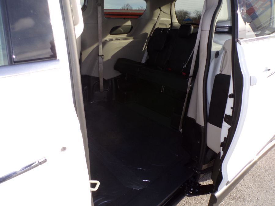 White Chrysler Pacifica image number 6