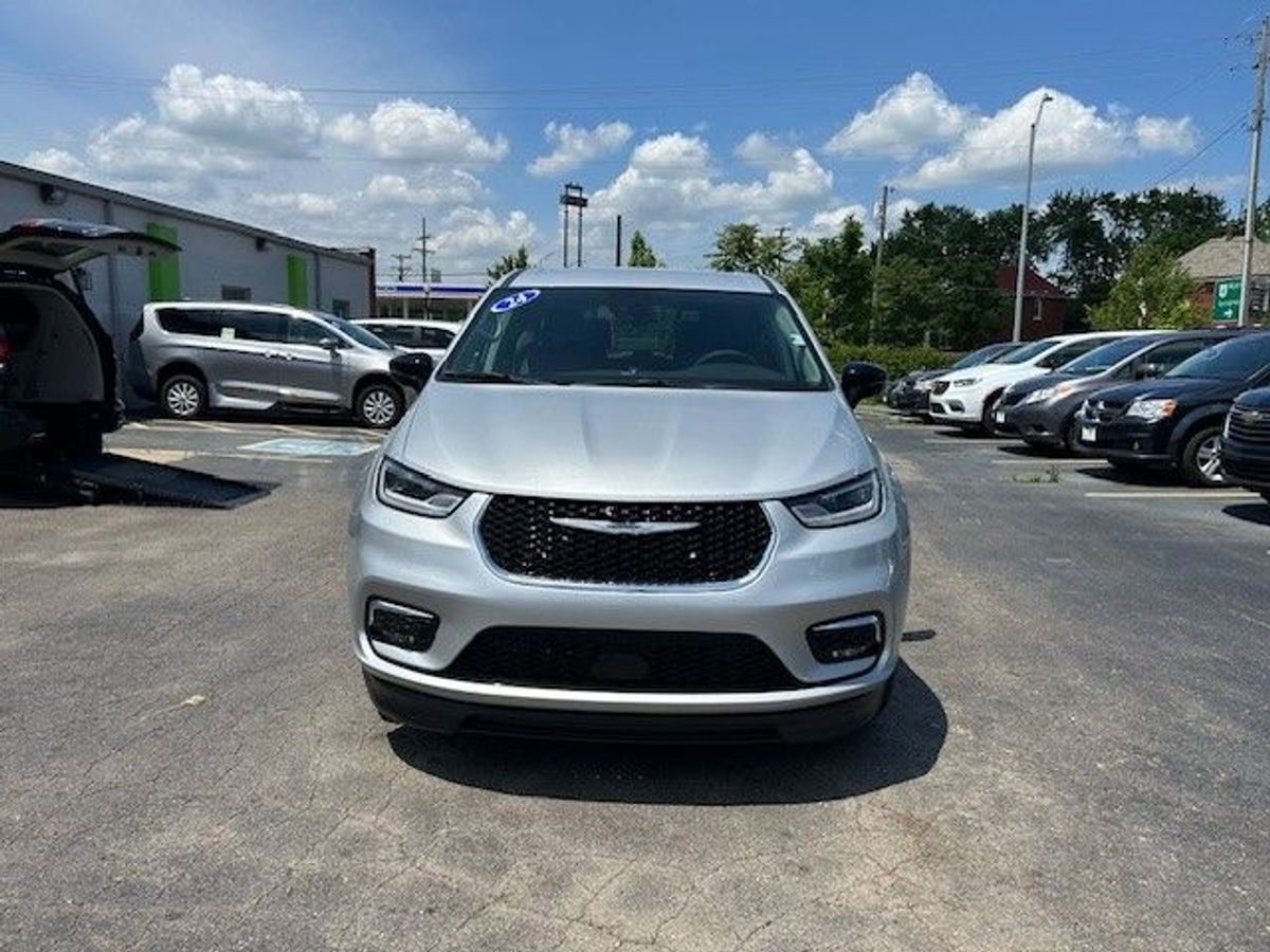 Silver Chrysler Pacifica image number 8