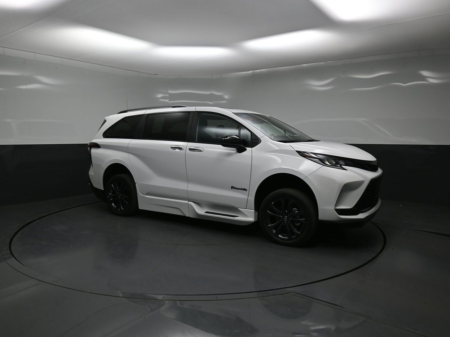 New 2026 Toyota Sienna Hybrid XSE Sport - BraunAbility Side Entry Fold Out Automatic Ramp