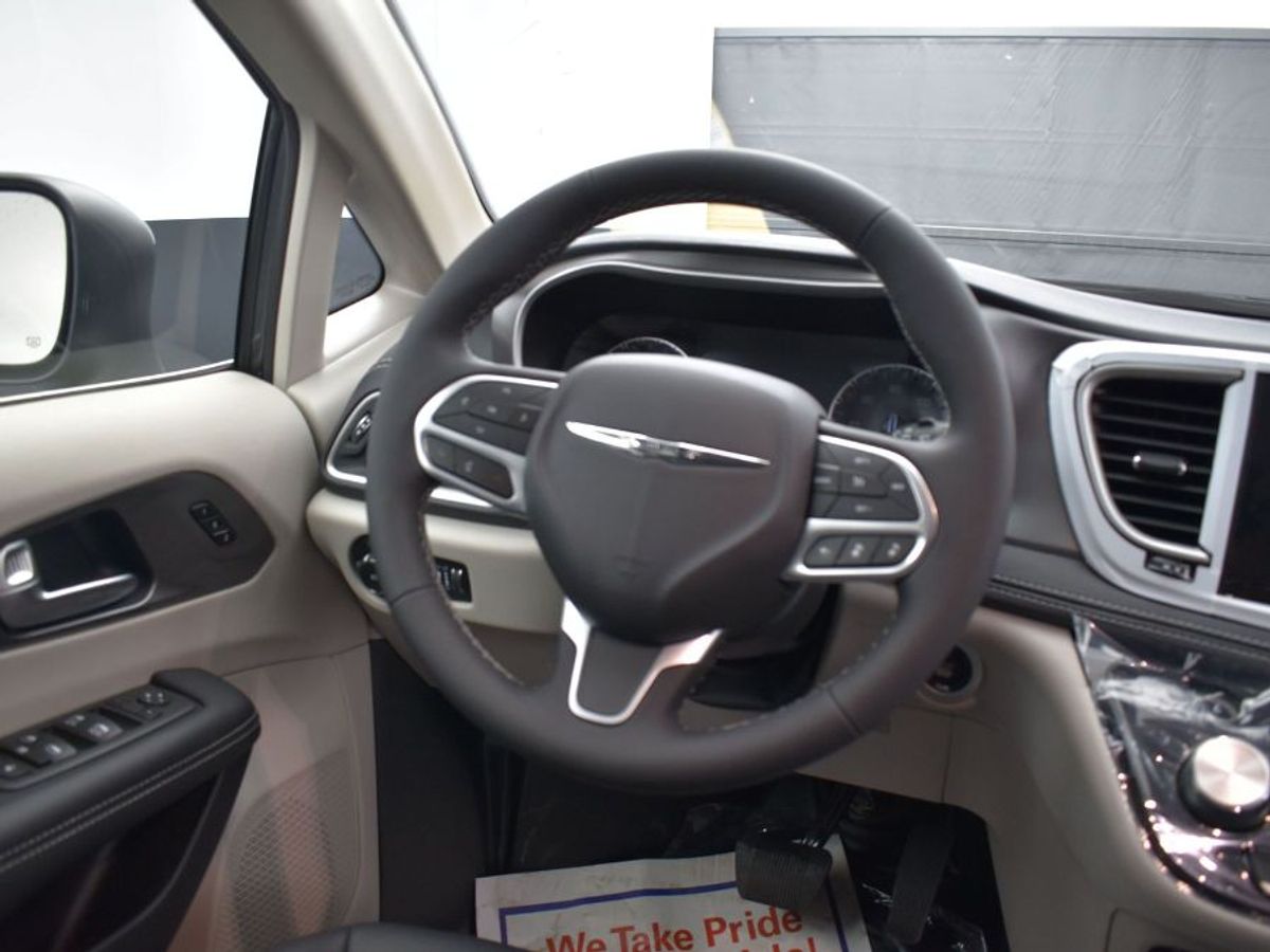 Grey Chrysler Pacifica image number 5