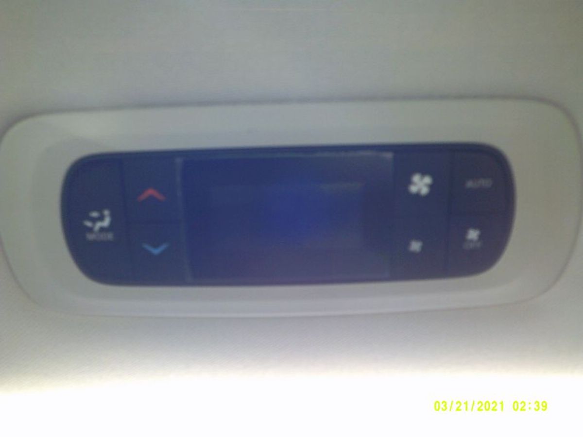 Black Chrysler Pacifica image number 12