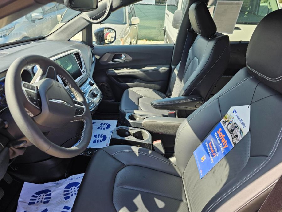2025 CHRYSLER PACIFICA - Image 12