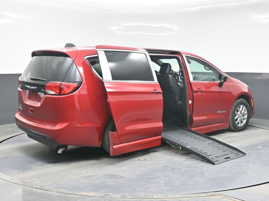 Red Chrysler Voyager image number 6