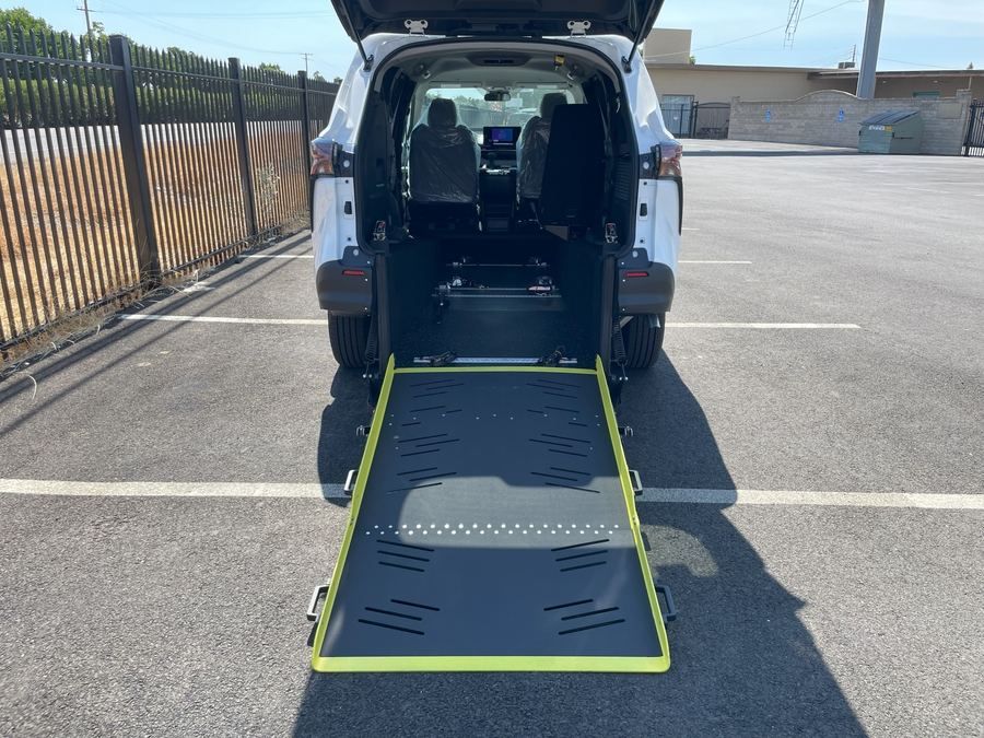 New 2026 Toyota Sienna Hybrid LE DRIVER/PASSENGER MID SWIVEL SEATS - Vantage Mobility Rear Entry Entry Fold Out Manual Ramp