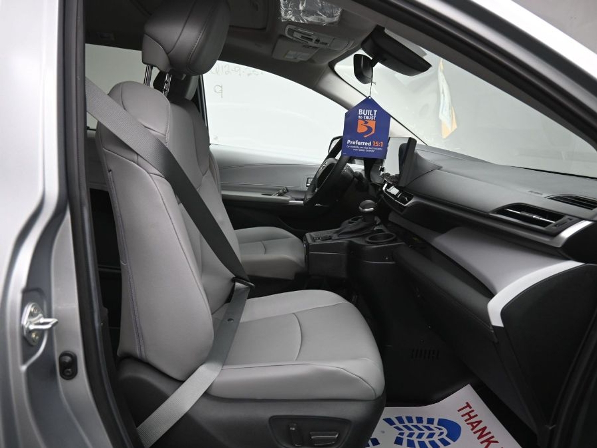 2025 TOYOTA SIENNA - Image 9