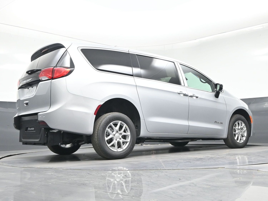 Silver Chrysler Voyager image number 20