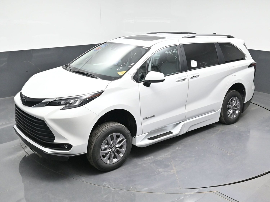 White Toyota Sienna image number 20