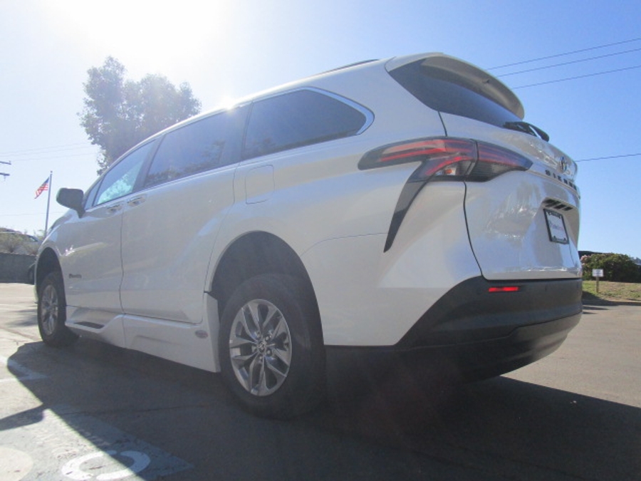Used 2022 Toyota Sienna Hybrid XLE Base - BraunAbility Side Entry Entry Fold Out Automatic Ramp