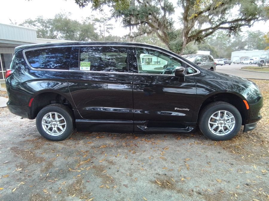 Black Chrysler Voyager image number 9