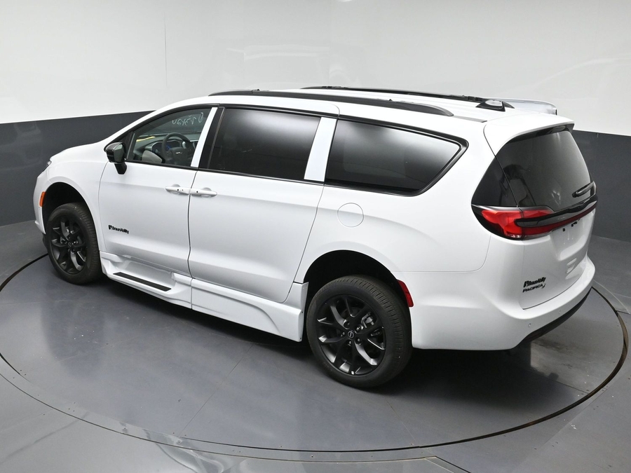New 2026 Chrysler Pacifica Select Sport - BraunAbility Side Entry In Floor Automatic Ramp