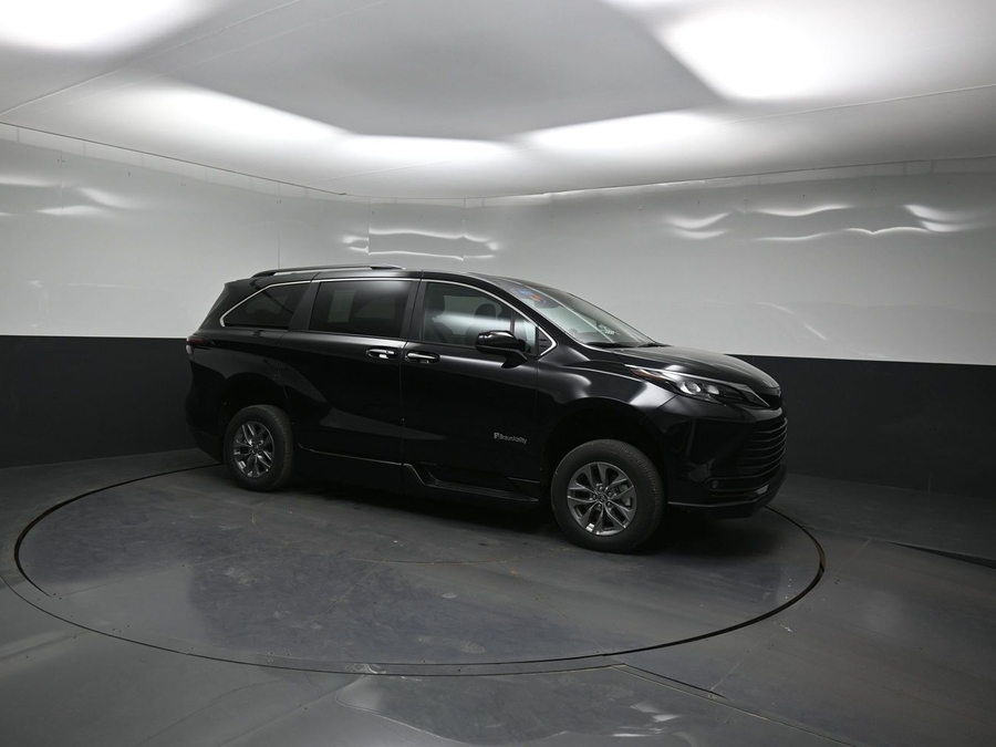 Black Toyota Sienna image number 14