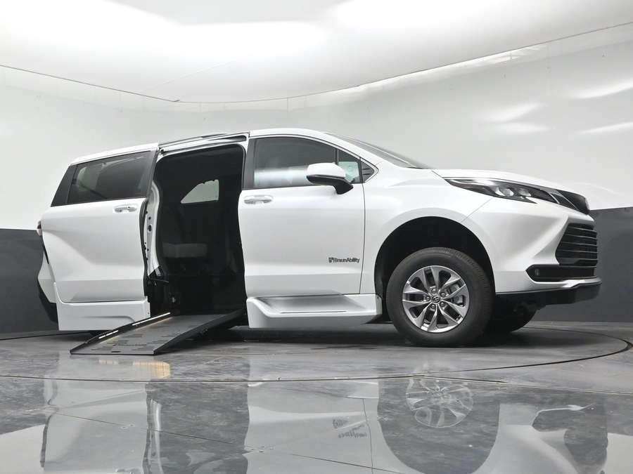 New 2026 Toyota Sienna Hybrid XLE Base - BraunAbility Side Entry Fold Out Automatic Ramp