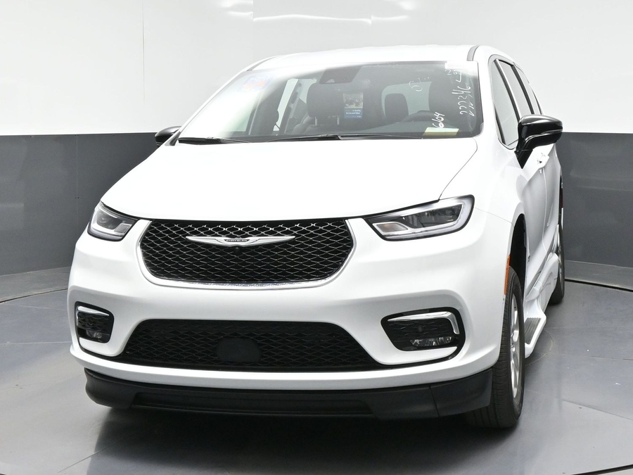 White Chrysler Pacifica image number 1