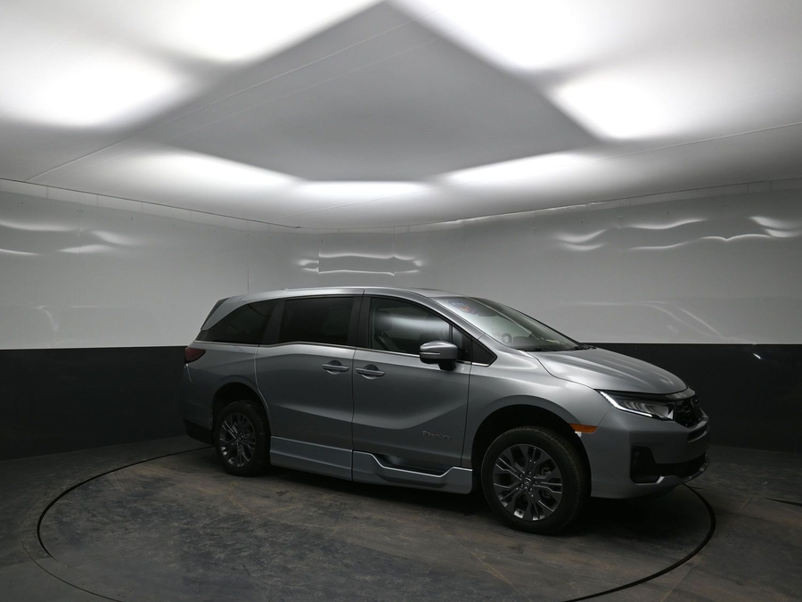 Silver Honda Odyssey image number 17