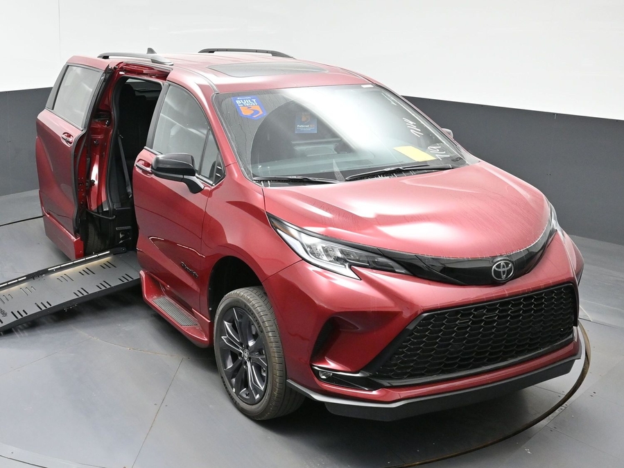 New 2026 Toyota Sienna Hybrid XSE Sport - BraunAbility Side Entry Fold Out Automatic Ramp