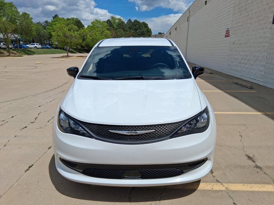 White Chrysler Voyager image number 1