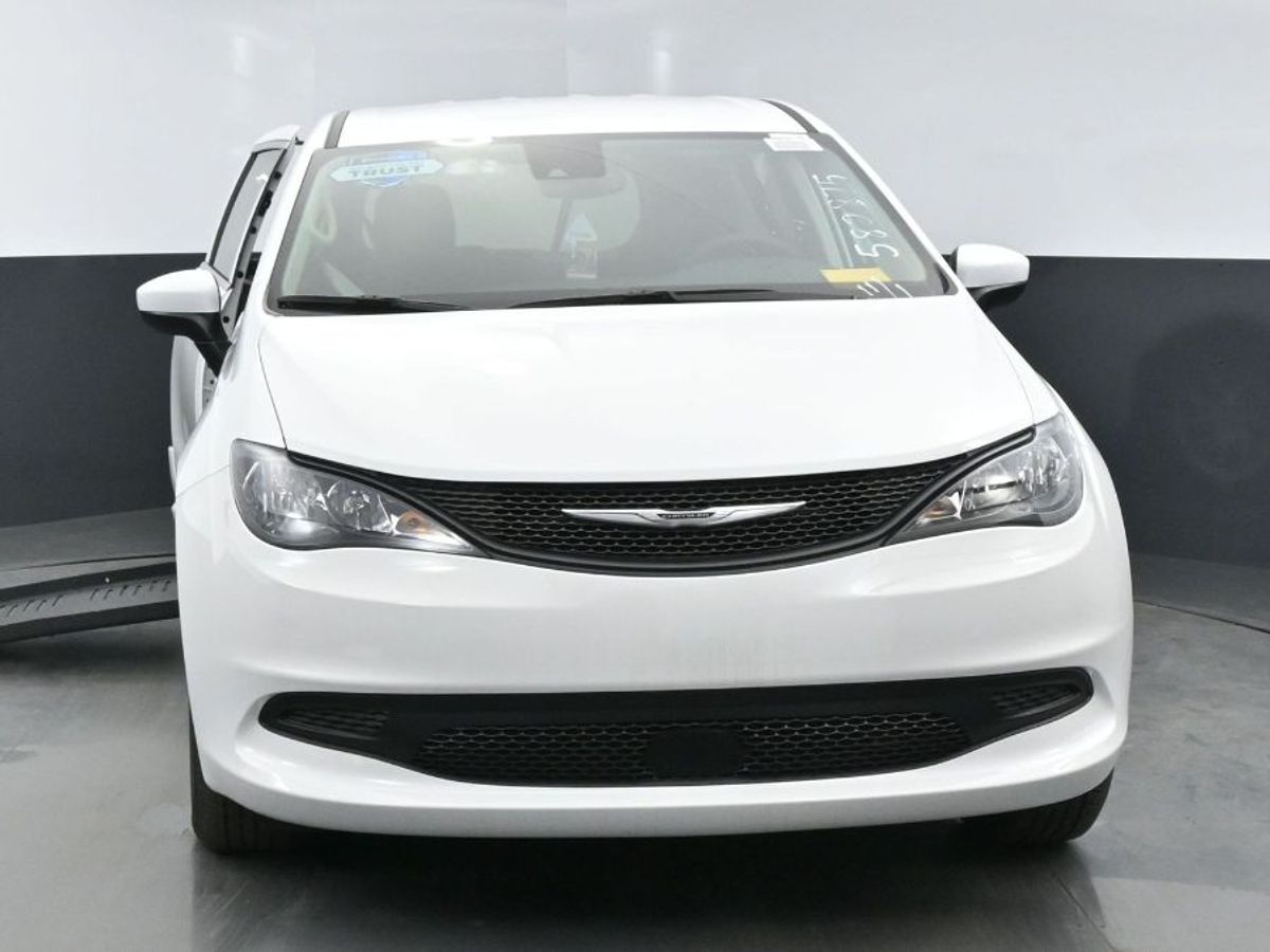 White Chrysler Voyager image number 18