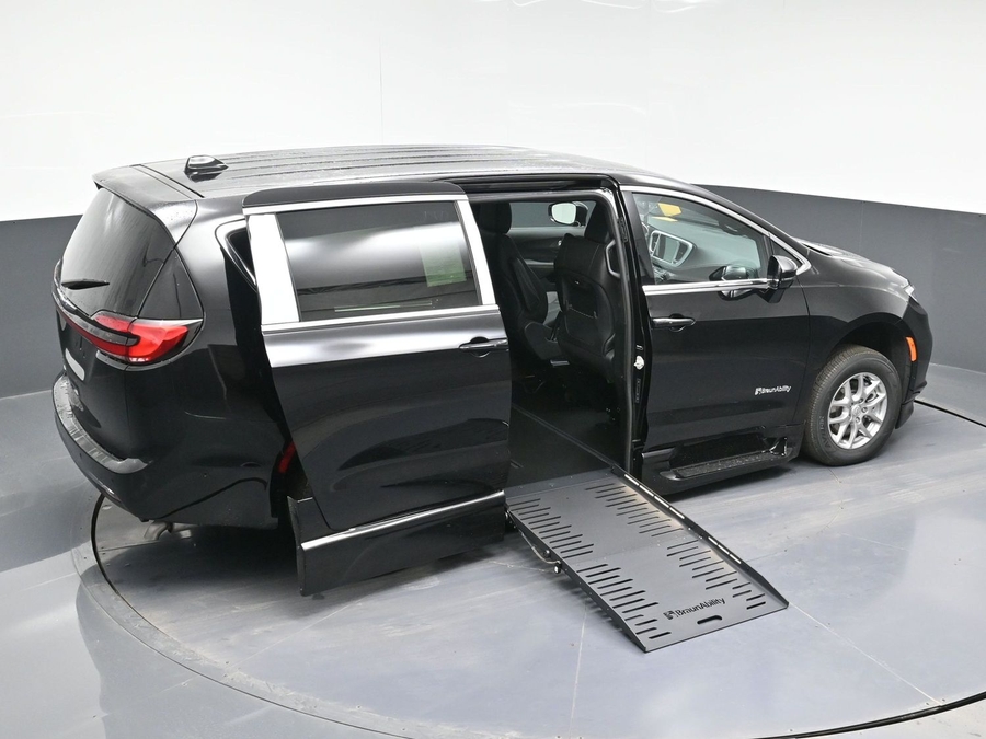 Black Chrysler Pacifica image number 25