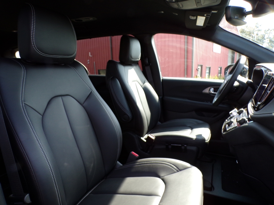 Black Chrysler Pacifica image number 39