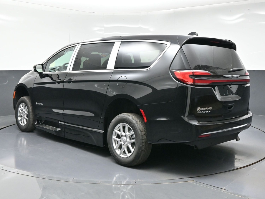 Black Chrysler Pacifica image number 4