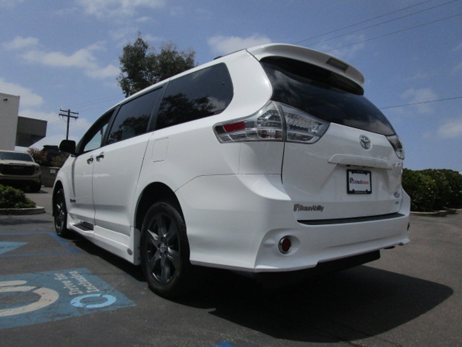 Used 2017 Toyota Sienna SE - BraunAbility Side Entry Entry In Floor Automatic Ramp