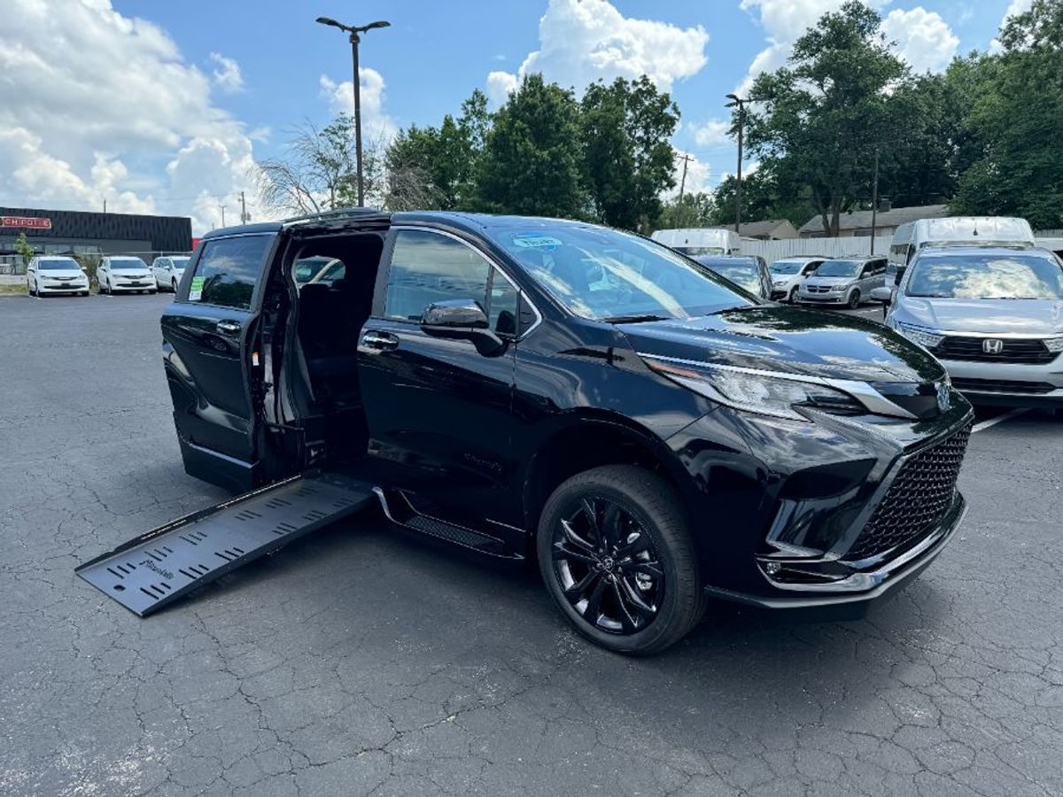 Wheelchair Van 2024 Toyota Sienna RS205606 MobilityWorks Commercial