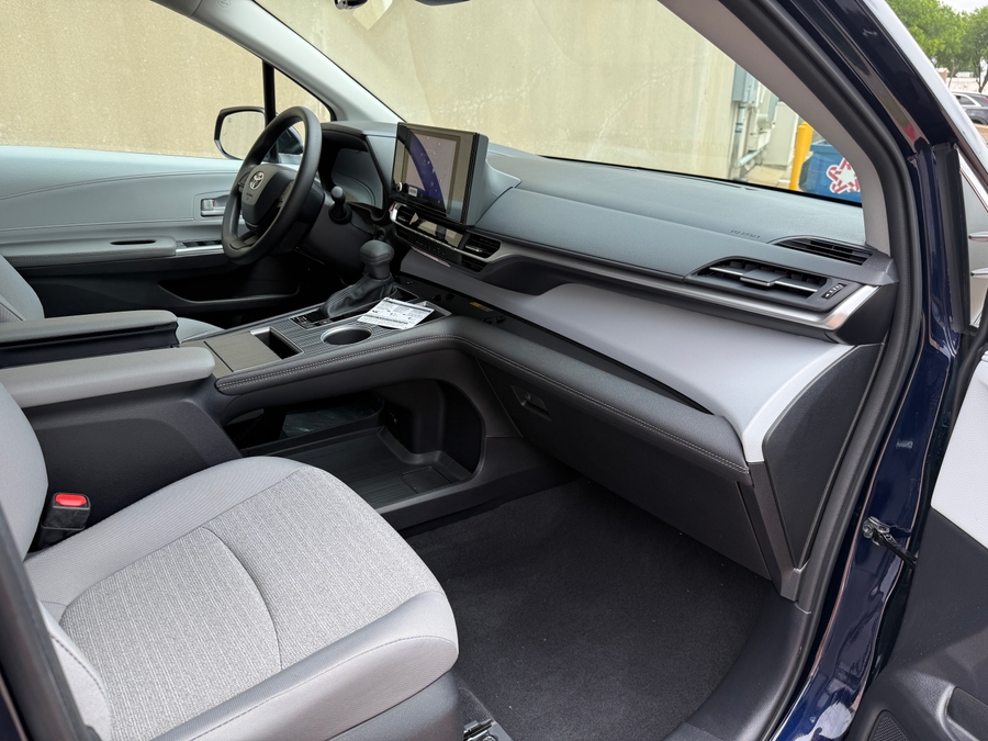 New 2026 Toyota Sienna Hybrid LE - Vantage Mobility Commercial Rear Entry Entry Fold Out Manual Ramp