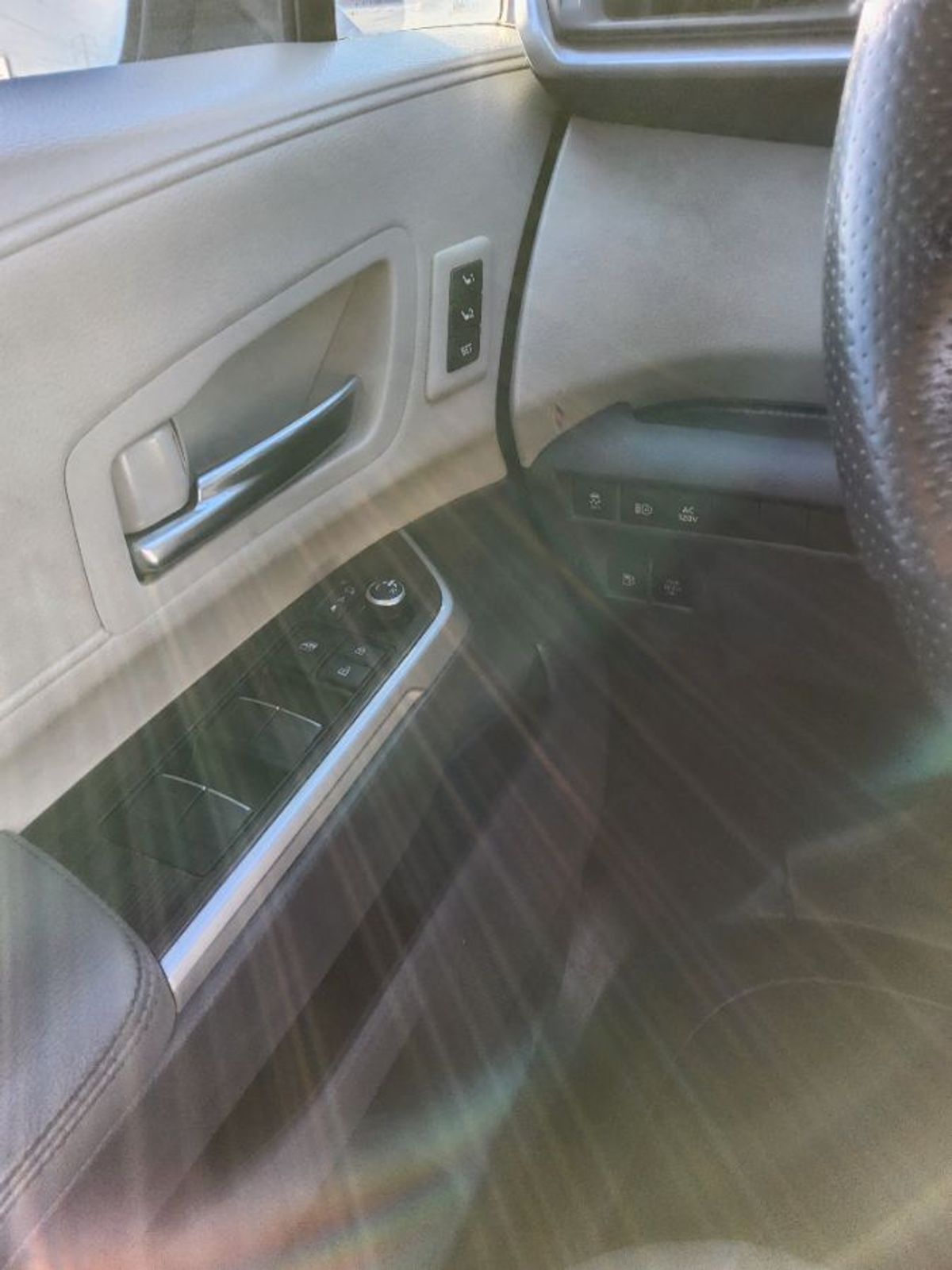 Grey Toyota Sienna image number 12