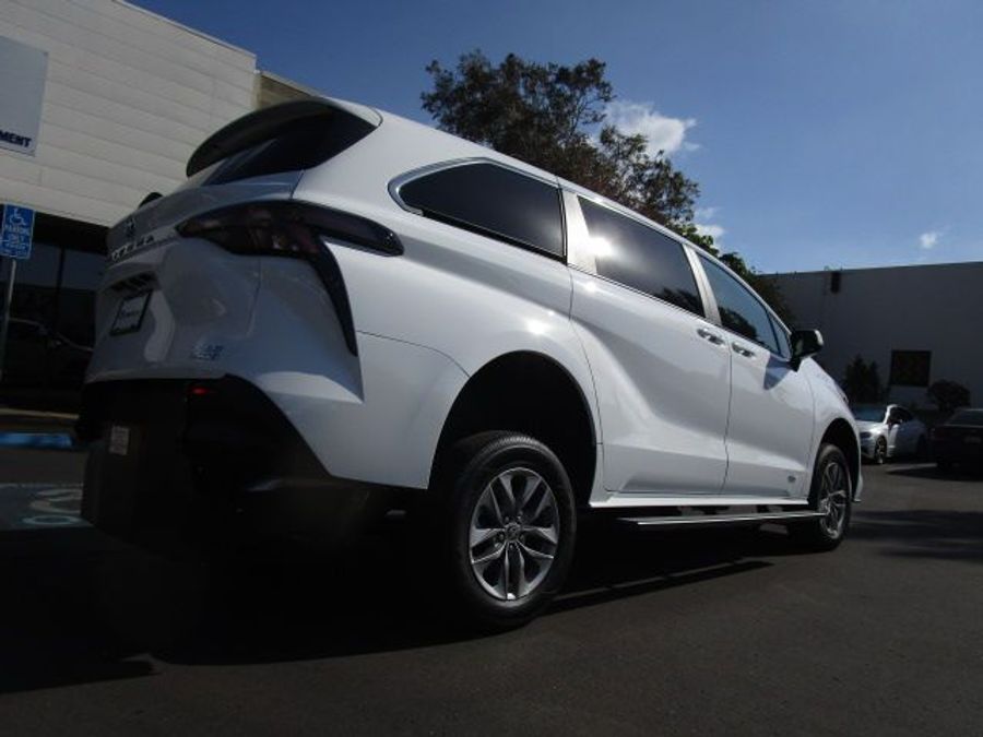 New 2025 Toyota Sienna Hybrid LE - Vantage Mobility Commercial Rear Entry Entry Fold Out Manual Ramp