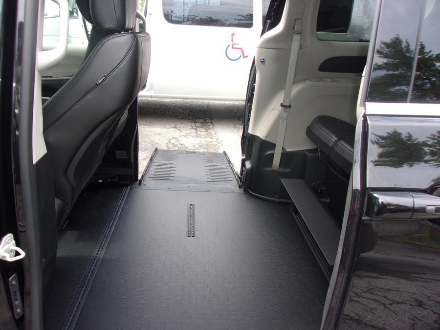 Grey Chrysler Pacifica image number 8