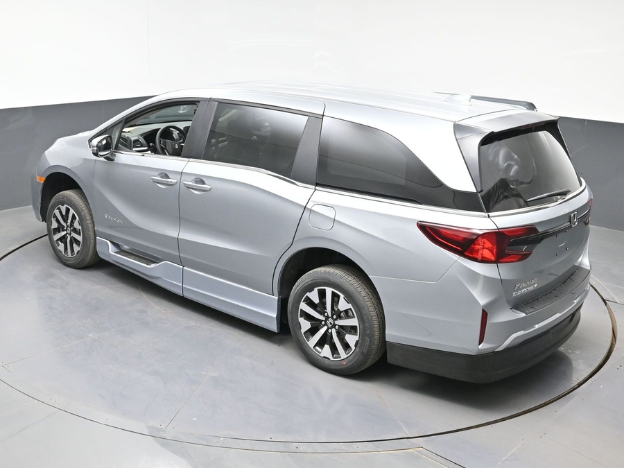 Silver Honda Odyssey image number 21