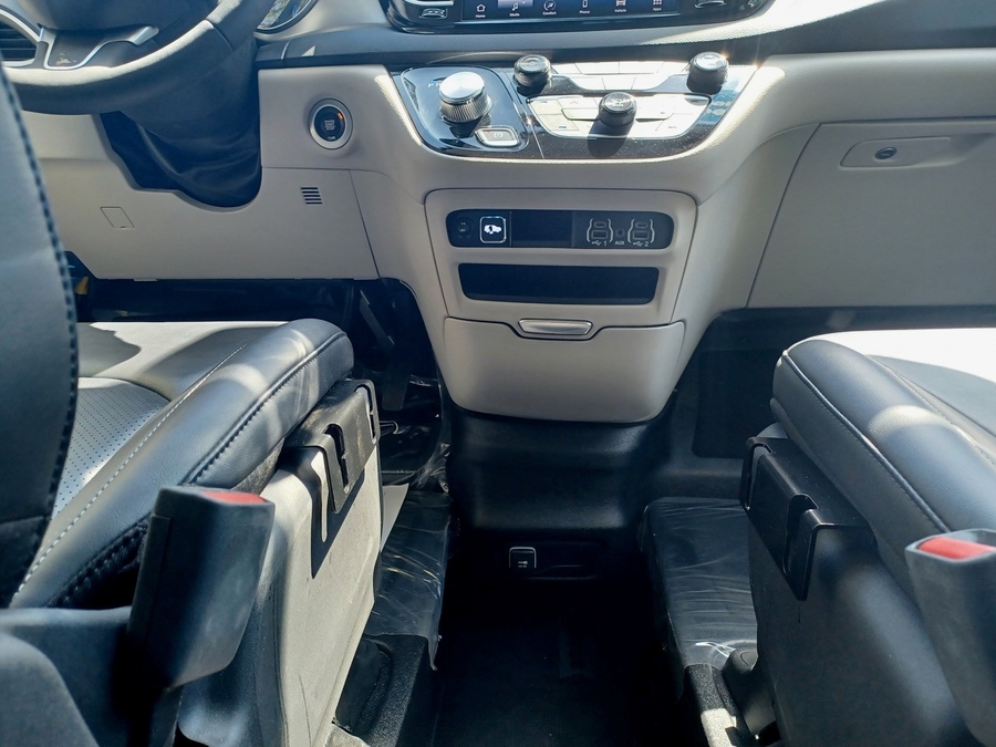 White Chrysler Pacifica image number 12