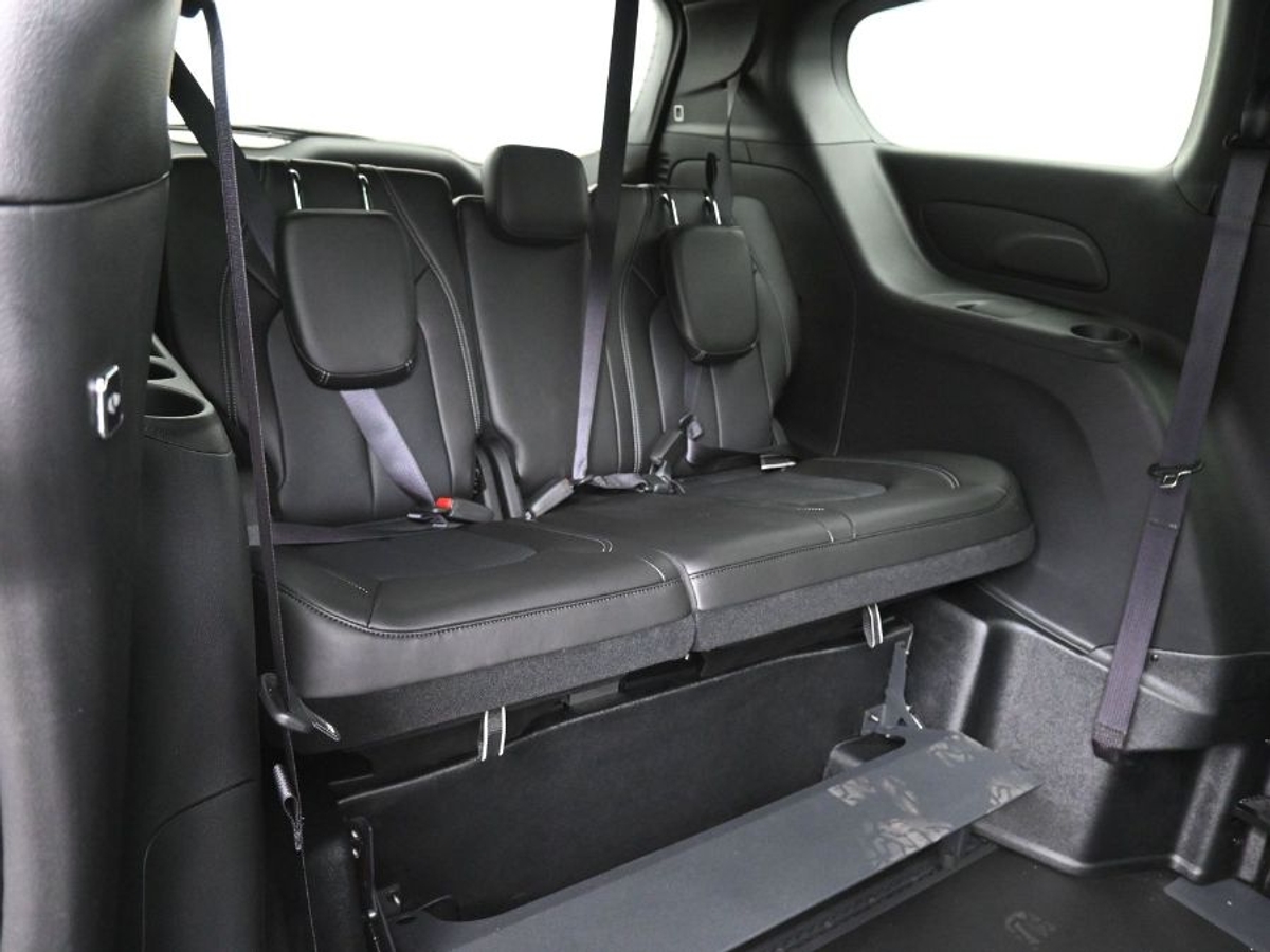 Black Chrysler Pacifica image number 7