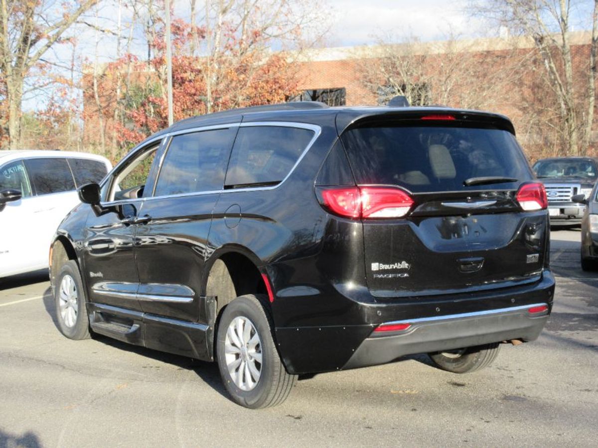 Black Chrysler Pacifica image number 12