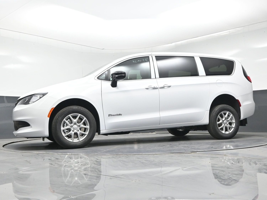 White Chrysler Voyager image number 18