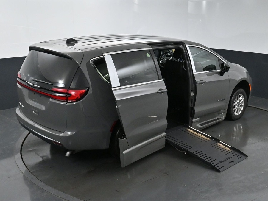 New 2025 Chrysler Pacifica Select Safety - BraunAbility Side Entry Entry Fold Out Automatic Ramp