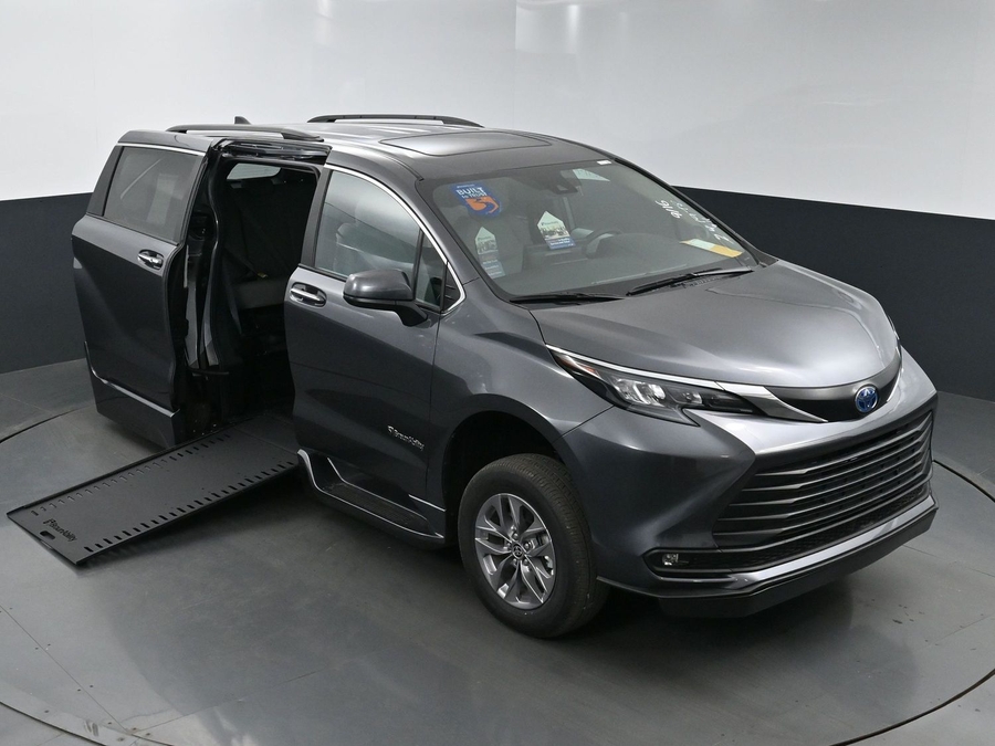 New 2025 Toyota Sienna Hybrid XLE Plus - BraunAbility Side Entry Entry In Floor Automatic Ramp