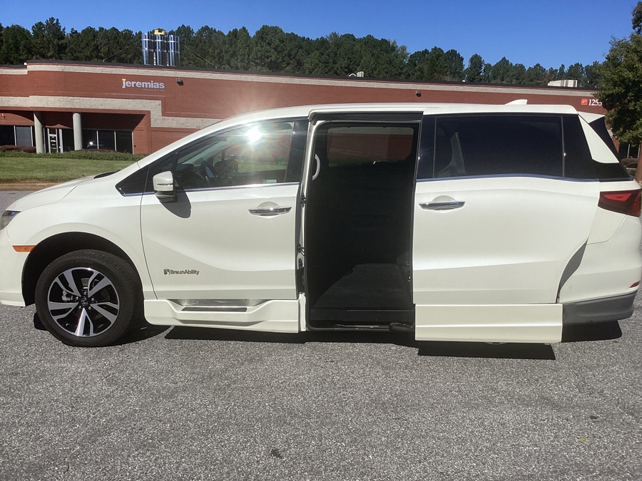 White Honda Odyssey image number 3