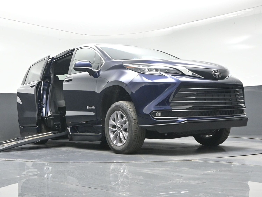 New 2026 Toyota Sienna Hybrid XLE Base - BraunAbility Side Entry Entry Fold Out Automatic Ramp
