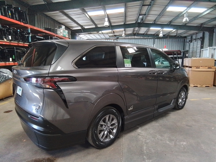 Grey Toyota Sienna image number 7