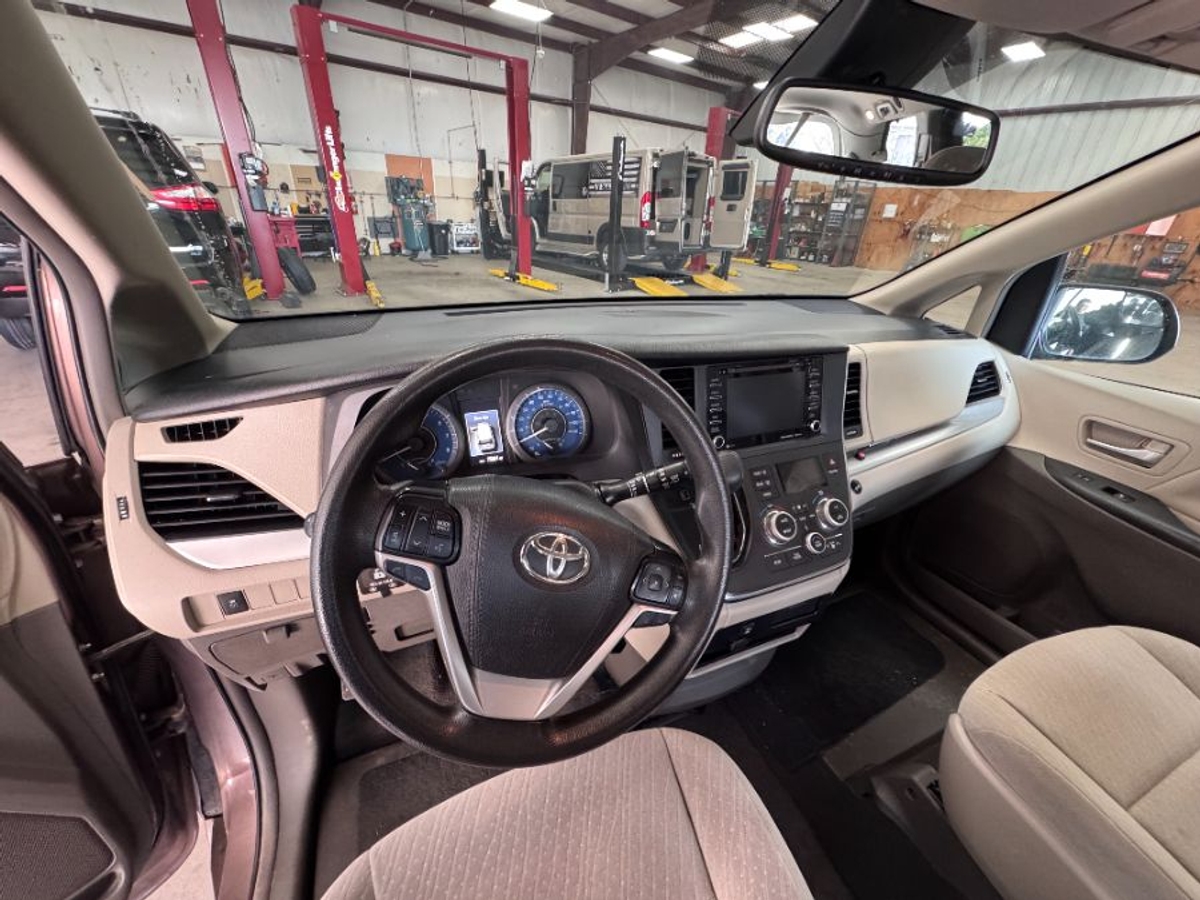 2019 TOYOTA SIENNA - Image 3