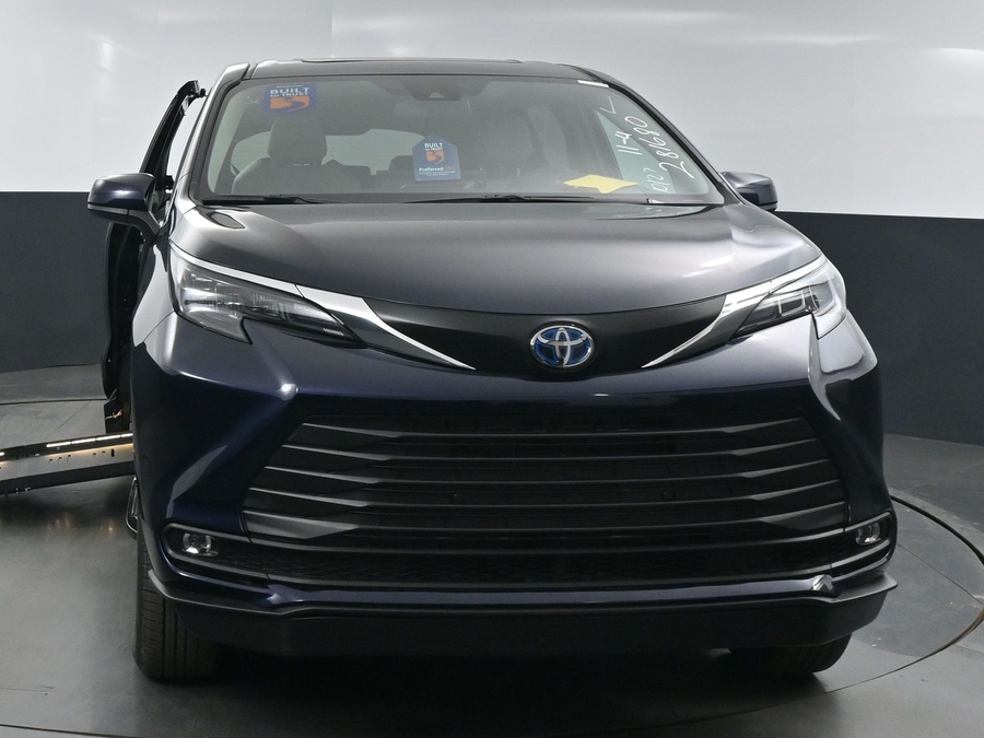 New 2025 Toyota Sienna Hybrid XLE Base - BraunAbility Side Entry Entry Fold Out Automatic Ramp