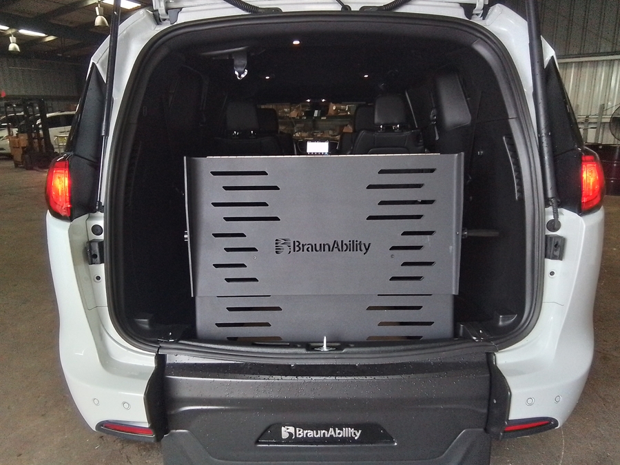 White Chrysler Voyager image number 18